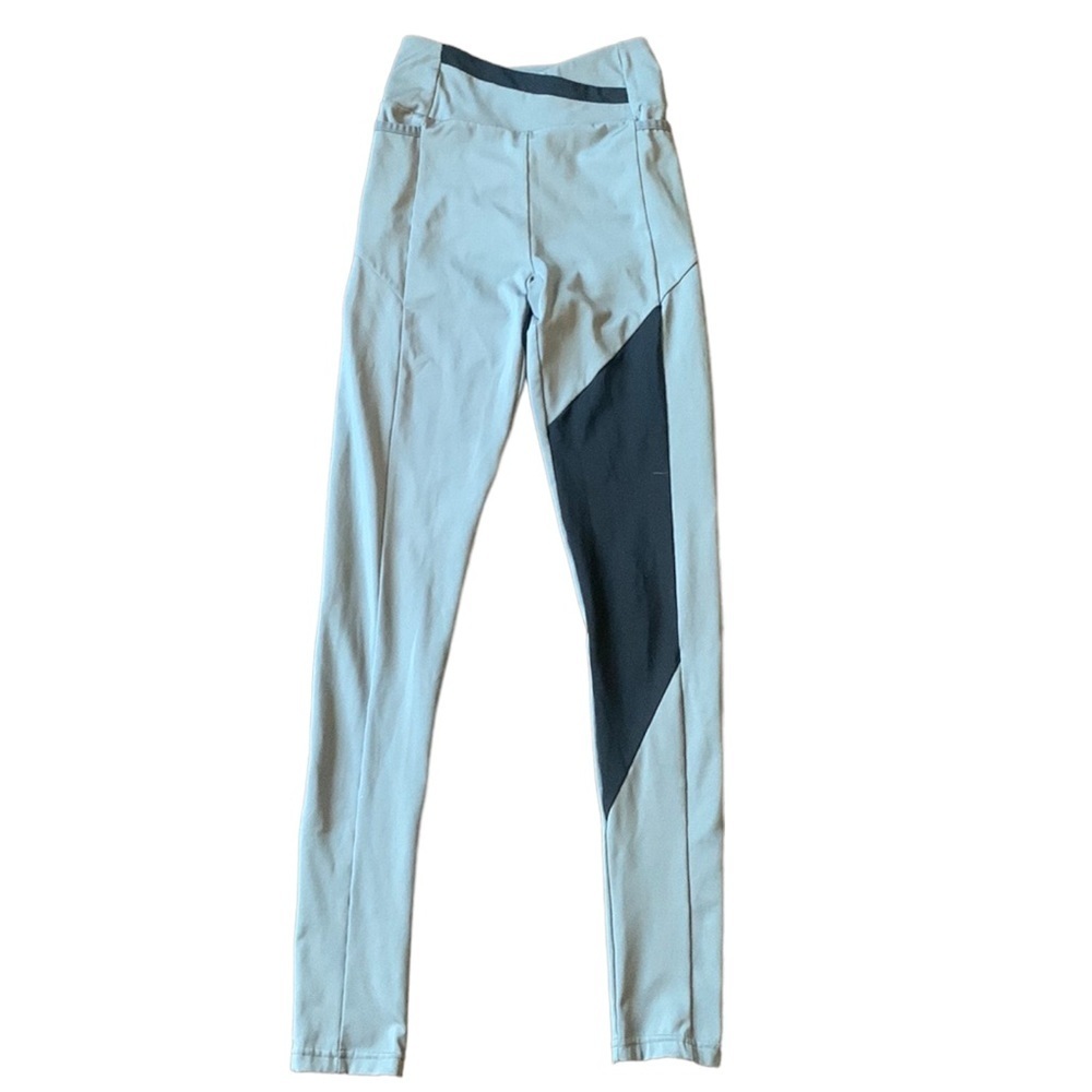 Gymshark gray and black athletic leggings with pockets size XS
